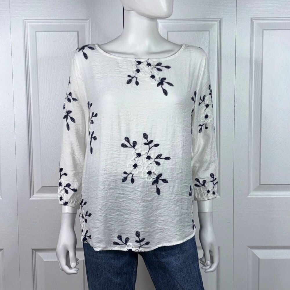 KINDRED women's medium White blouse with 3/4 sleeves navy embroidered flower